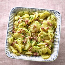 Buchcover „Ein Tag ohne Kartoffelsalat“ von Martina und Moritz mit Kartoffeln in Jutebeutel und Silbermedaille.