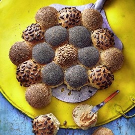 Buchcover „Baking Passion“ mit Sven Teichmann und verschiedenen Brote vor blauem Hintergrund.