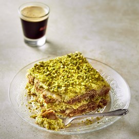 Buchcover „Come a casa“ mit Serena Loddo beim Kochen in heller Küche, Lasagneform im Vordergrund.
