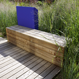 Buchcover mit Titel „Junges Gartendesign – Terrassen und Sitzplätze“, moderne Terrasse mit Steinmauern und Bank.