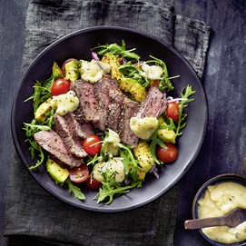 Buchcover „Airfryer Blitzrezepte“ mit Autor Christian Henze und Fotos knuspriger Gerichte.