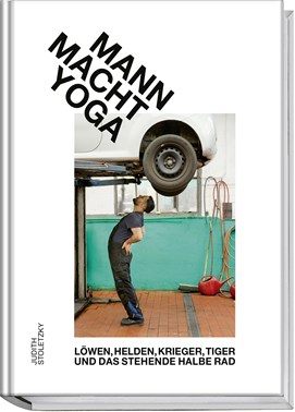 Buchcover „Mann macht Yoga“ mit Mann in Werkstatt, steht in Yoga-Pose vor Autoreifen.