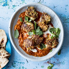 Buchcover „Deftig vegetarisch Indien“ mit vielen Schalen voll Currys, Chutneys und Reis auf hellem Teller.