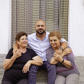 Buchcover „Cucina della nonna“ mit Hausfassade, Topfpflanzen und roter Schrift auf gelbem Grund.