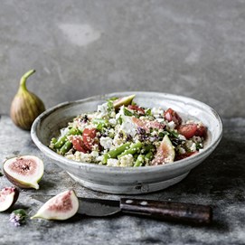 Buchcover „Deftig vegan für jeden Tag“ mit Pfanne voller buntem Gemüse auf grauem Untergrund.